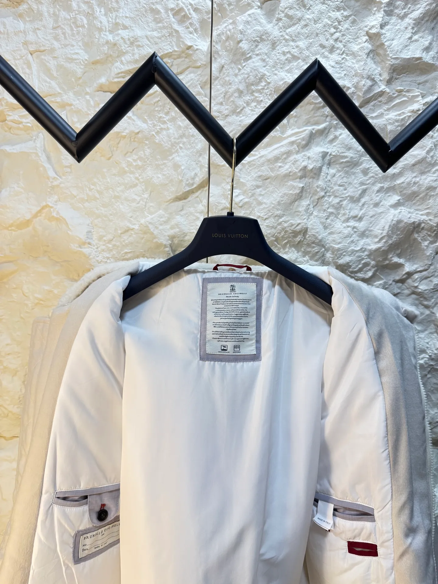 Brunello Cucinell Bc lamb fur collar zipper jacket. The fabric is made of 5% cashmere and 95% wool blend. The fabric is soft and comfortable. It is made of 3M Thinsulate cotton. It has excellent thermal insulation effect. It is made of 100% sheep wool and lambswool. Non-polyester fiber alternative version. The buttons of the ready-made clothes are all horn buttons. Custom-made molded original zippers. The threads are consistent with the original version. The difference is pure cotton material. Custom-made washing label. The workmanship details are the same as the original version. Size: 48/50/52
